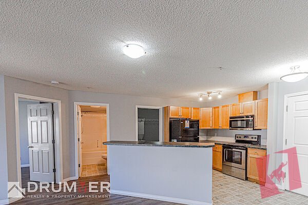 Marda Loop Gem | 2 Bed + Den, 2 Bath | Underground Parking + Utilities Included photo 2