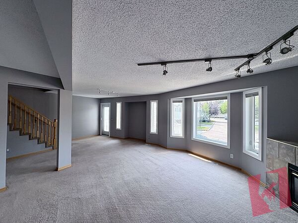 1640 sq ft 3-Storey Killarney Townhome | 3 Bed | 2.5 Bath | Attached Garage | AC photo 2