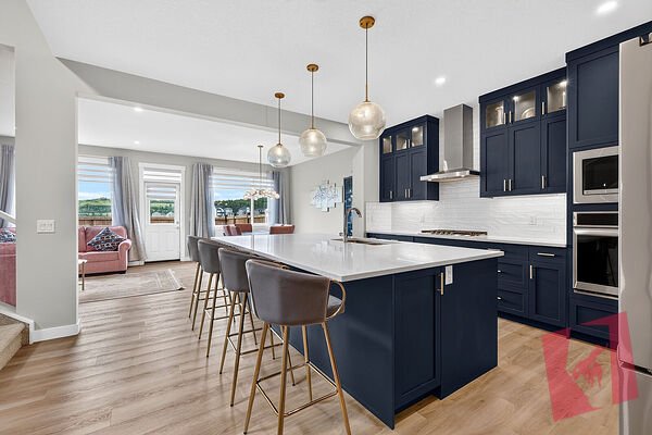 Executive 4-Bed | 3-Bath Main Floor in Creekstone