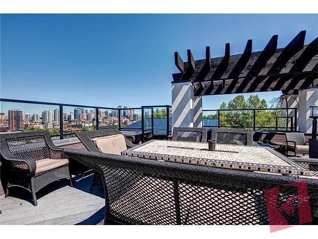 Penthouse condo only steps to Spectacular rooftop patio and garden