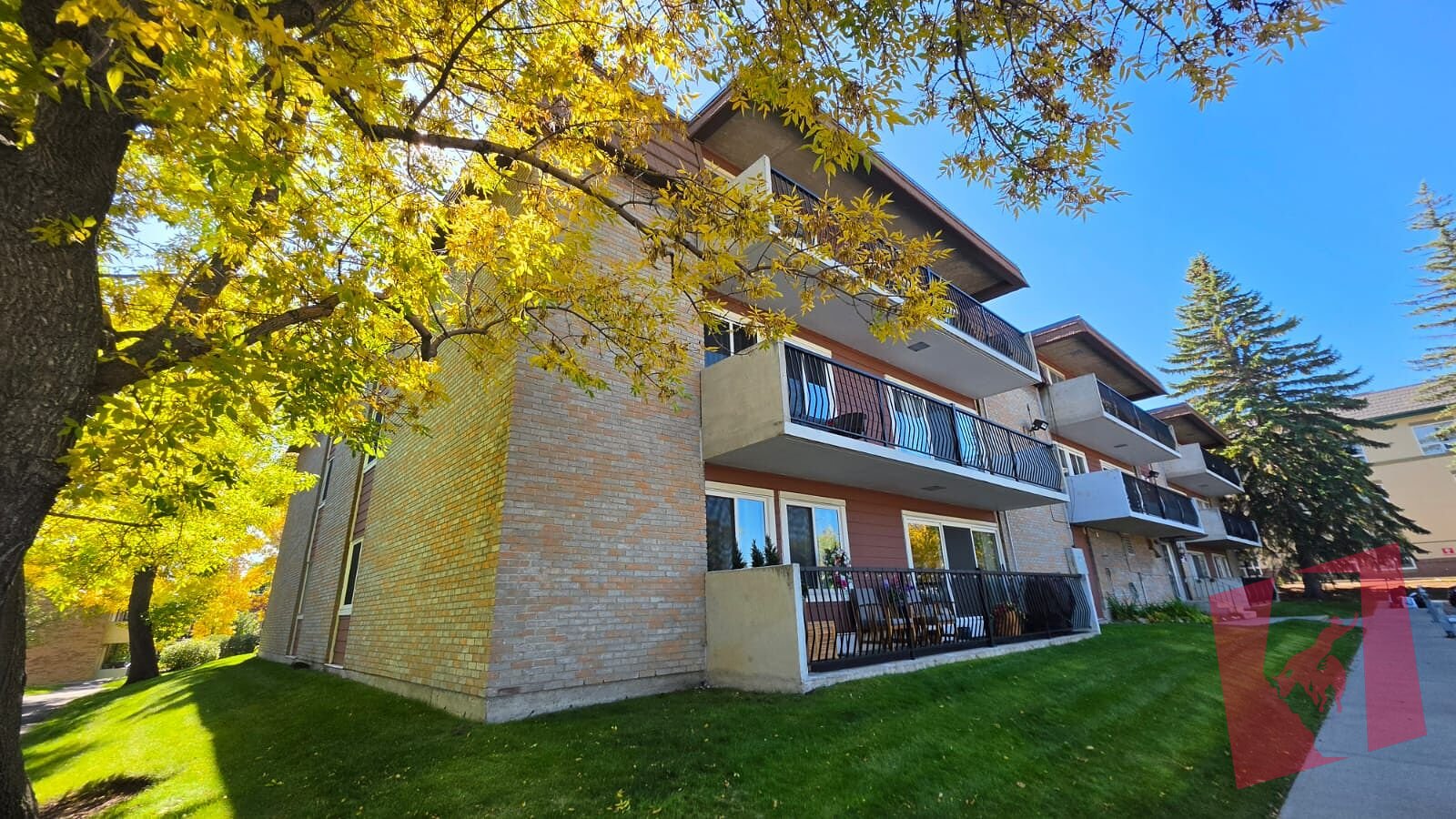 ? Spacious 3-Bedroom Top-Floor Condo in Hilltop House in Acadia