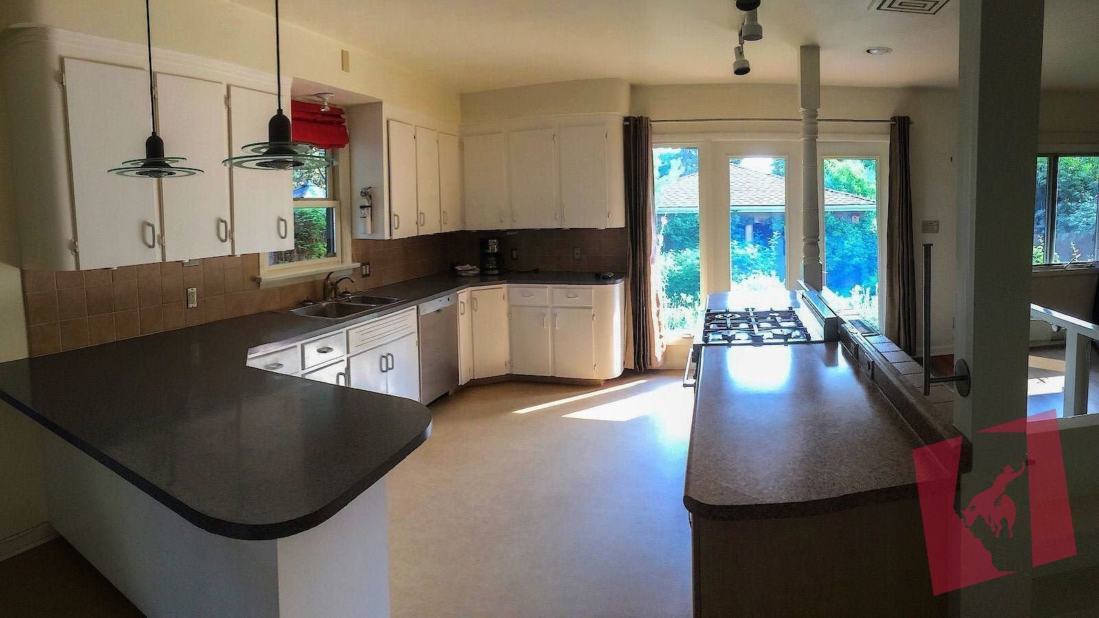 Beautiful large bungalow. Walk to UofC, Hospital. Steps to Banff Trail Station photo 2