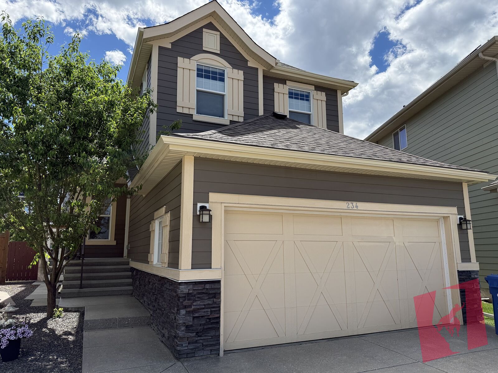 3 BED, 1 DEN/HOME OFFICE, 2.5 BATH