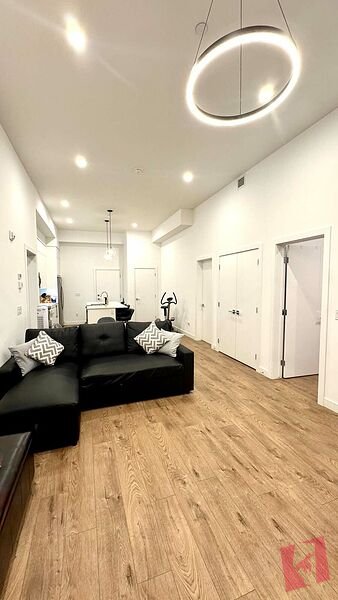Modern 2 BR / 2 BA Ground Floor Condo – 12ft Ceilings & Open Concept ( photo 3
