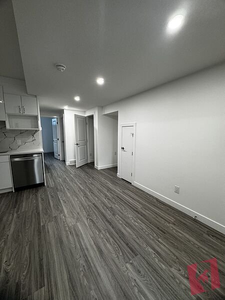Spacious 2 Bdrm Legal Bsmt Suite Ambleton NW Calgary 9 Ft ceiling photo 3