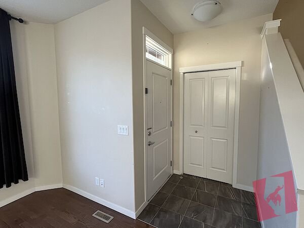 Beautiful 4 bedrooms & 2.5 bath Family home photo 2