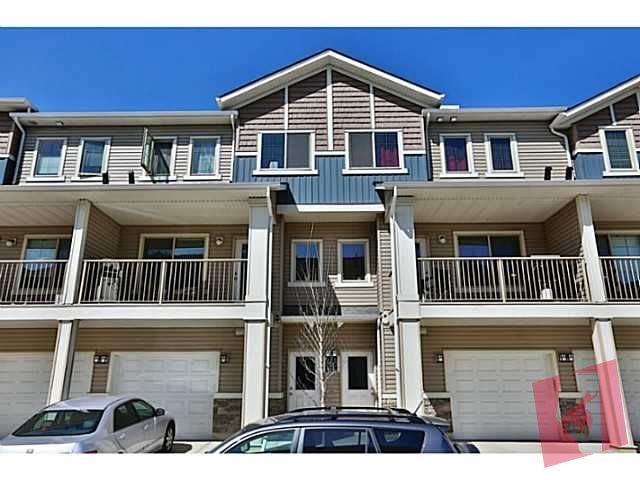 Well Maintained 2 bdrm with garage Townhouse for rent in Sage Hill!