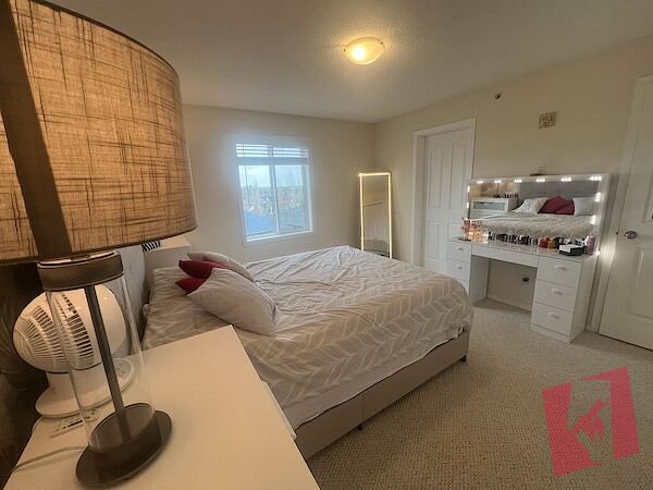Very well cared for 2 bedroom plus 1 bath condo! photo 2