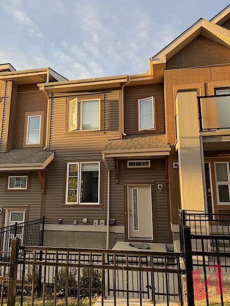 Modern 3-Bed 2.5-Bath Townhouse | Double Garage | Near Amenities & Easy Commute