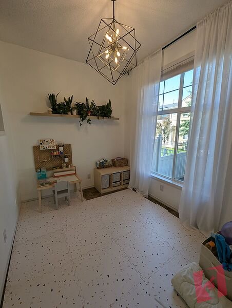 Welcome to this Stunning 3 bedrooms 1.5 bathrooms townhome in McKenzie Towne! photo 2