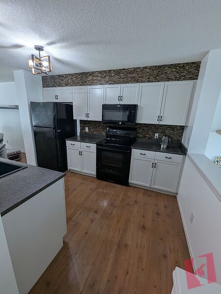 Welcome to this Stunning 3 bedrooms 1.5 bathrooms townhome in McKenzie Towne! photo 3