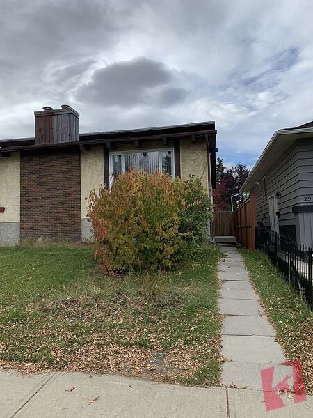 Main Floor Half Duplex 2-Bedroom Suite in Beddington