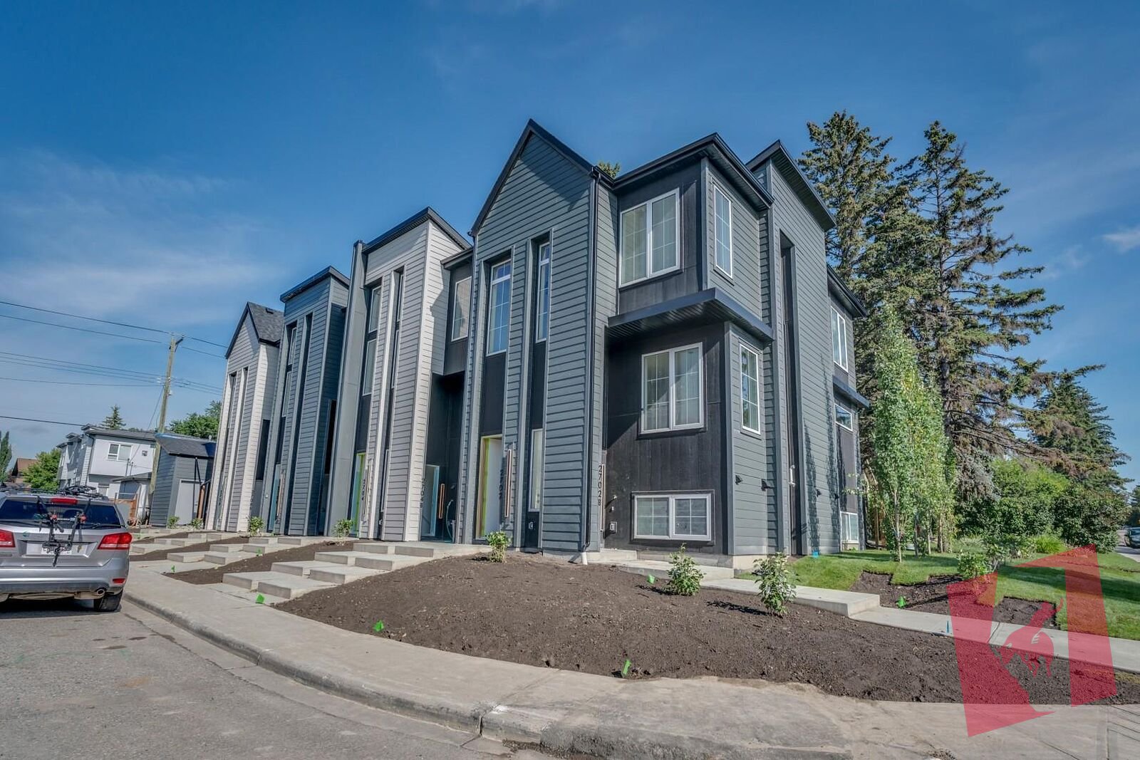 Brand new 3 bedroom, 2.5 bath upper-level townhouse in sought-after Killarney! First 2 months free rent.