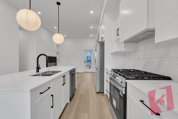 Brand new 3 bedroom, 2.5 bath upper-level townhouse in sought-after Killarney! First 2 months free rent. photo 2