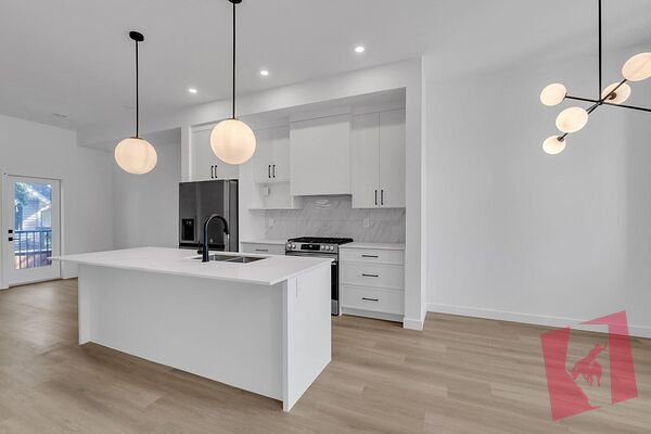 Brand new 3 bedroom, 2.5 bath upper-level townhouse in sought-after Killarney! First 2 months free rent. photo 3