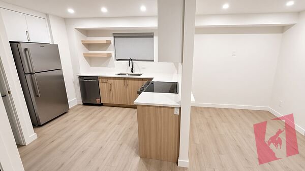 Oakridge 2-Bed 800sqft | 2-Level Split | $1550 + 40% Utils