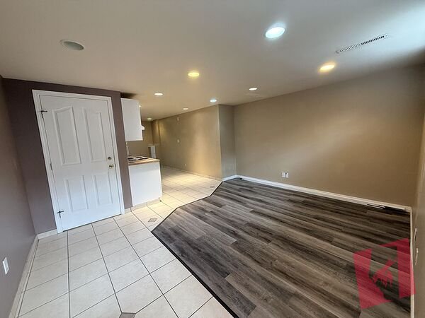Cozy and bright 2-bedroom basement in a great location photo 3
