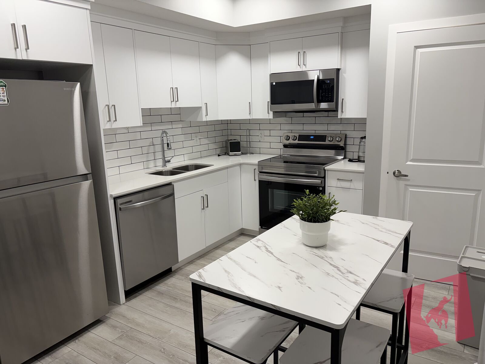 Fully Furnished 2 Bedroom Legal Basement photo 3