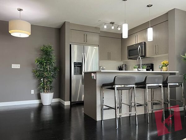 Corner Unit, 2 Bed/2 Bath, In-Suite Laundry, Heated Parking