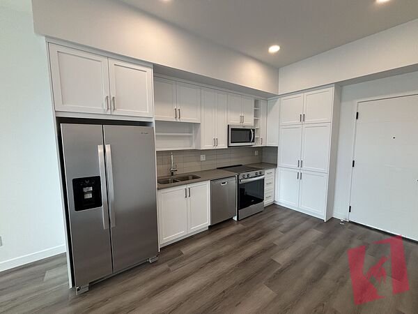TOP FLOOR - LARGE 1 Bedroom + DEN photo 2