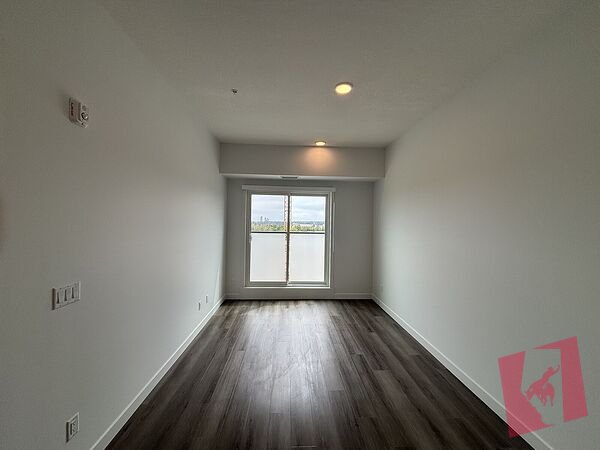 TOP FLOOR - LARGE 1 Bedroom + DEN photo 3