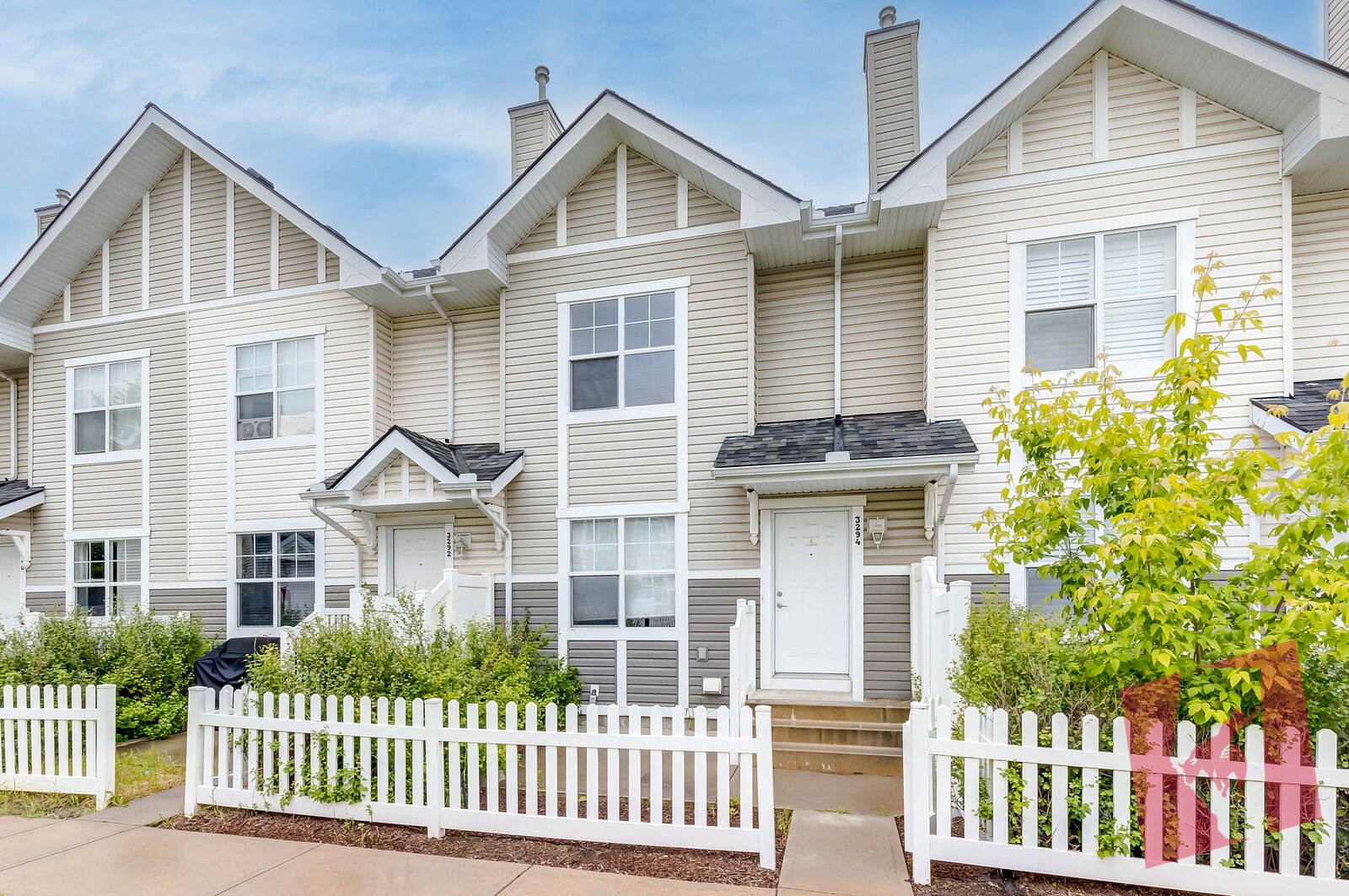 Beautiful 3-Bedroom Townhouse with Double Attached Garage — New Brighton