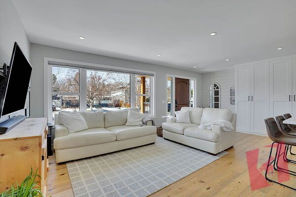 Beautifully Renovated Inner City Bungalow in Meadowlark Park photo 2