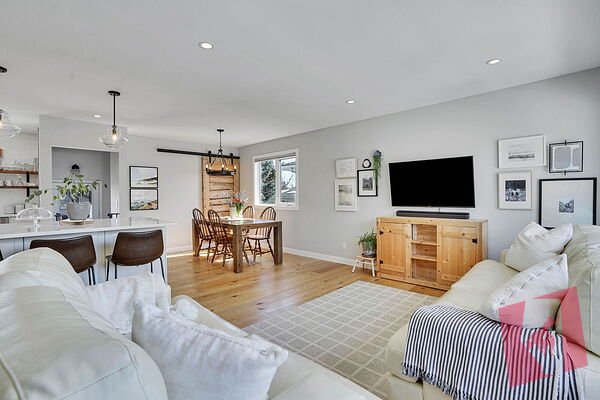 Beautifully Renovated Inner City Bungalow in Meadowlark Park photo 3