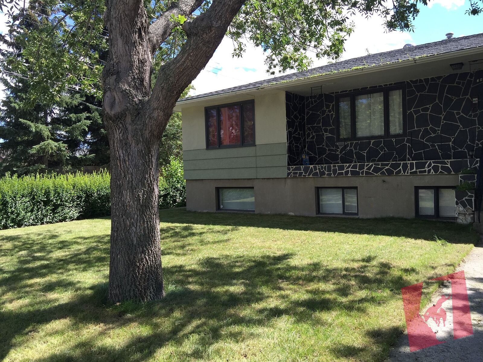 Large Main Floor BR, 1 block to U of C and LRT, Furnished, all Utilities Incl. photo 2