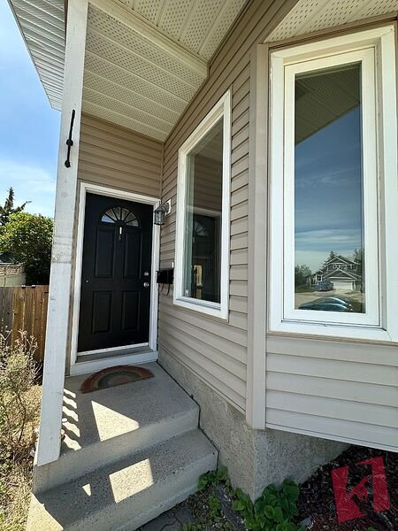 Spacious 3 Bedroom Home with Finished Basement in MacEwan Valley (IP058) photo 2