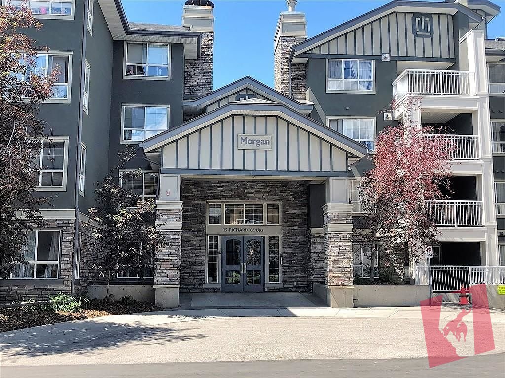 This 2 bedroom, 2 bathroom unit offers comfortable modern living in a convenient