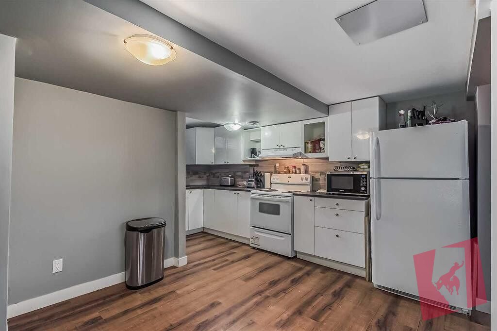 1 Bedrooms | 1 Bathrooms | Basement Suite photo 2