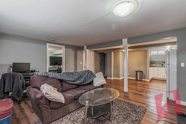 1 Bedrooms | 1 Bathrooms | Basement Suite photo 3