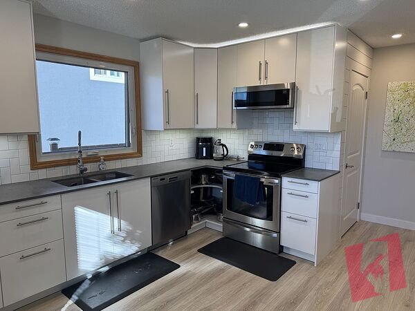 Pet-Friendly Main Floor 3 bed, 1 bath photo 3