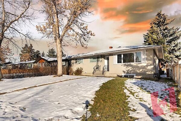 3 bedrooms main floor big yard in acadia photo 2