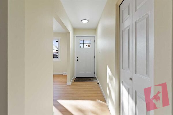 3 bedrooms main floor big yard in acadia photo 3
