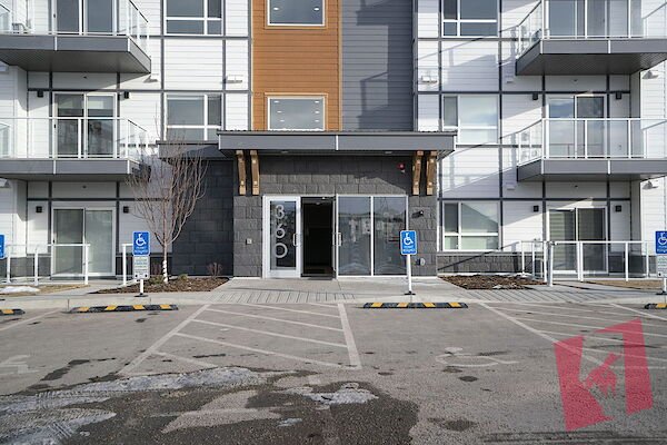 HARVEST HILLS- PINACCLE- ONE BEDROOM PLUS DEN photo 2