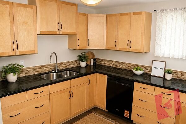 Renovated 2 Bedroom Suite | Private Entrance | In-Suite Laundry | NW Calgary photo 3