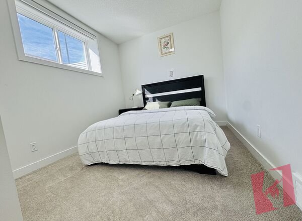 Bright 2 Bedrooms Secondary Suite Appartment FOR RENT - Prime Location NW