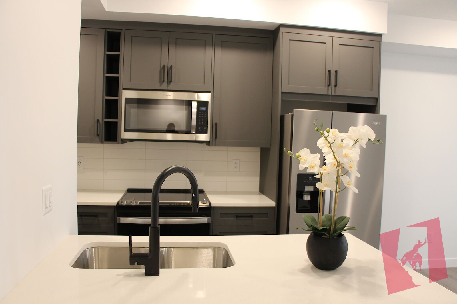 Beautiful Studio with underground Parking, Balcony facing University Avenue photo 2