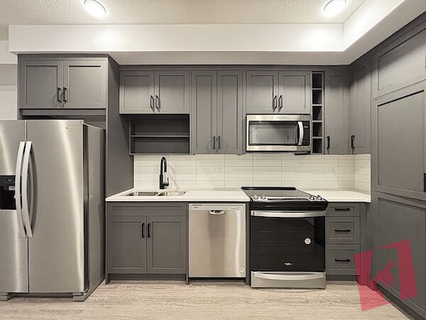 Modern 1 Bed / 1 Bath with A/C, Heated Parking & Storage – Pet Friendly!