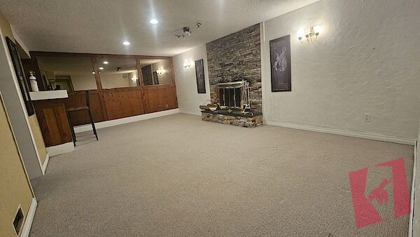 Spacious 3+1 bedroom home photo 2