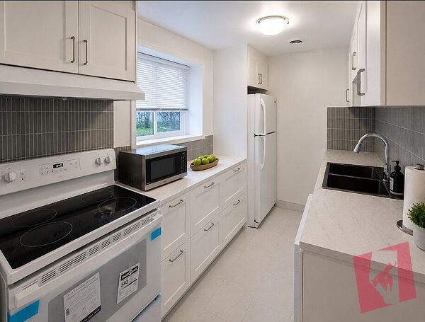 Luxury Turn-Key Executive Suite | Fully Renovated | 1100 Sq Ft | Utilities Incl. photo 2