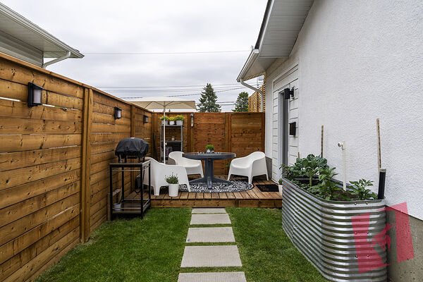 Garden suite - private yard, dedicated driveway, all utilities included photo 2