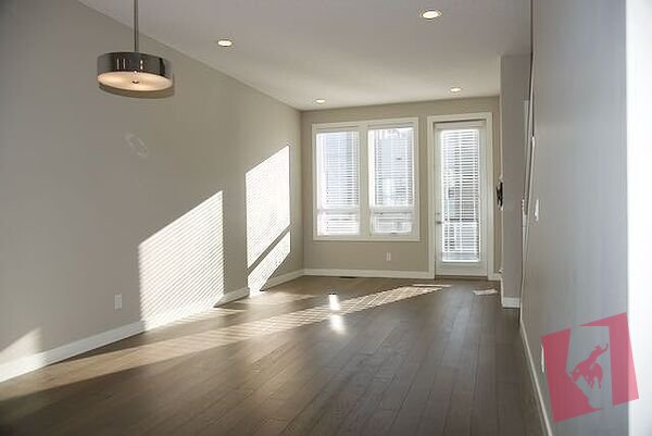 2 Bed + Den Townhouse | A/C, Garage | By Children's Hospital