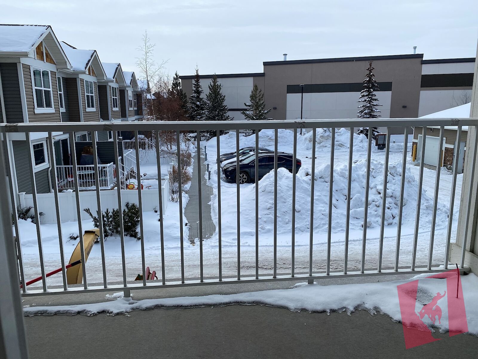Beautiful, well maintained 2 bed, 2 bath condo with heated underground parking