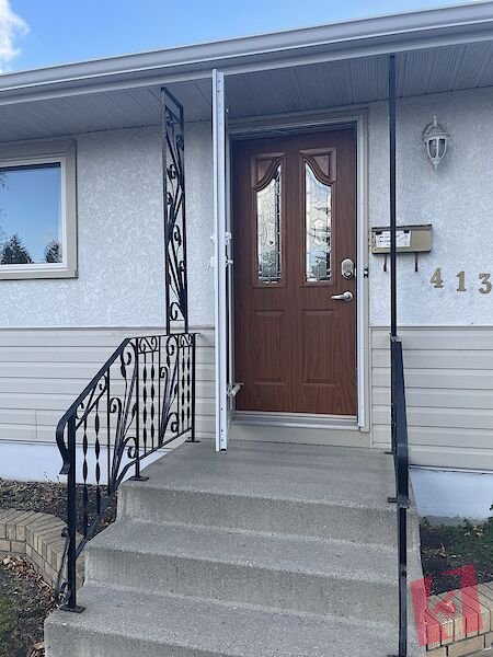 Mins to Brentwood C-Train and U of C, Main Floor 2 Bedrooms Suite