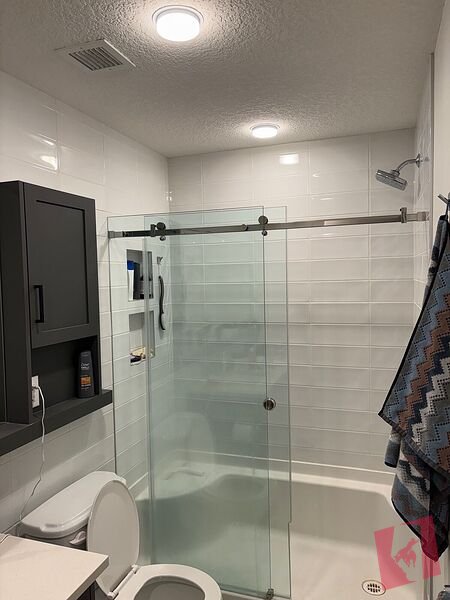 Luxury 2 Bed + Den Condo for Rent in University District — August Building photo 2
