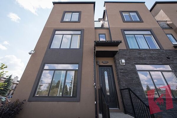 Beautiful one bedroom 9' ceiling, with private entrance and private laundry. photo 2