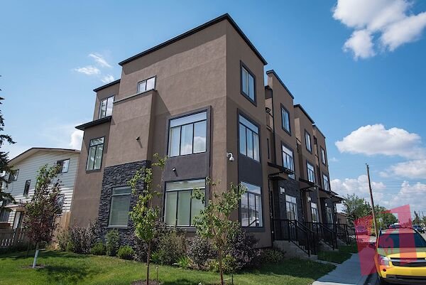 Beautiful one bedroom 9' ceiling, with private entrance and private laundry. photo 3